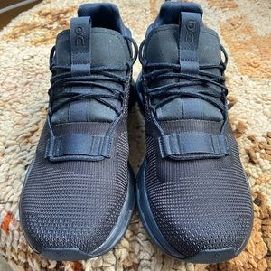 NEVER WORN On Running black sneakers